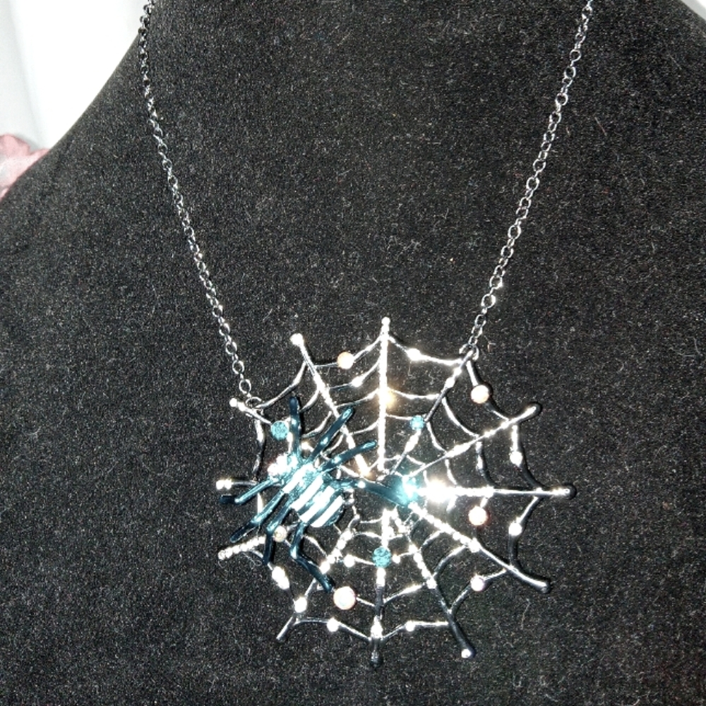 Betsey johnson holloween spiderweb necklace